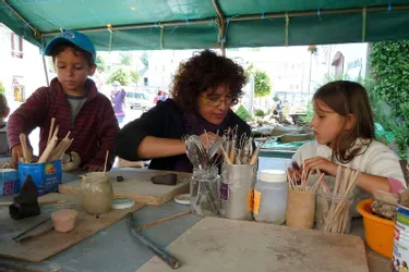 Les enfants initiés à l’art de la poterie
