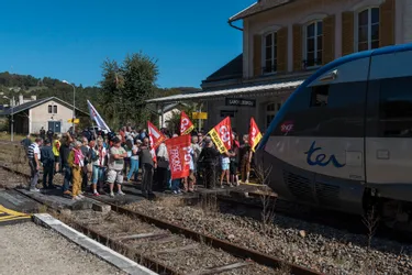 150 personnes mobilisées pour le guichet de la gare de Laroquebrou et la ligne SNCF Aurillac-Brive