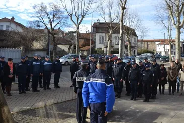 Charlie Hebdo : policiers et gendarmes unis en hommage aux victimes