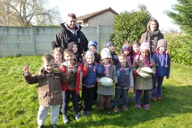 Les écoliers initiés à la pratique du rugby
