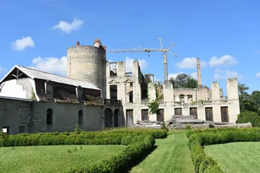 Depuis 1995, des passionnés rénovent pierre après pierre le château de Villemont à Vensat (Puy-de-Dôme)