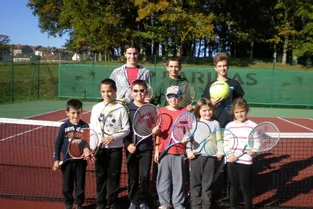 Les jeunes tennismen sur le court