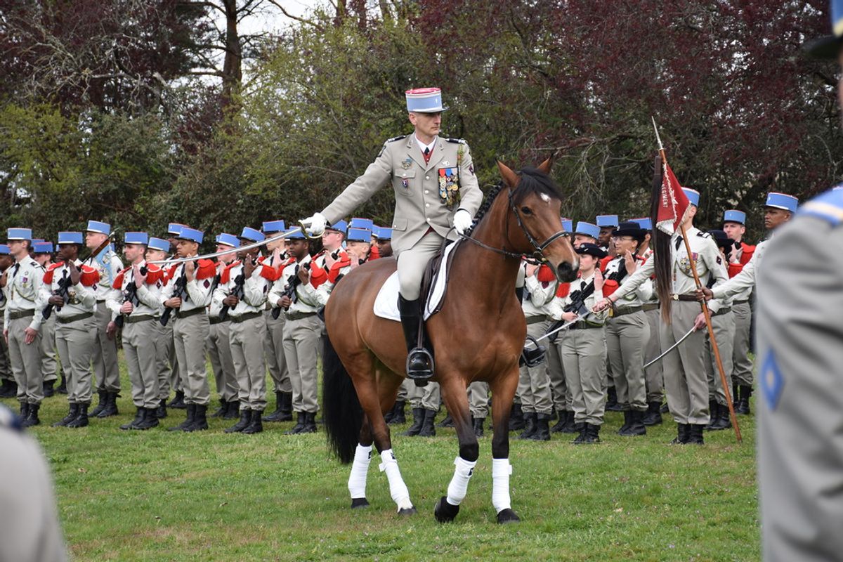 jeux-c-r-monie-d-fil-les-militaires-du-12e-r-giment-de-cuirassiers