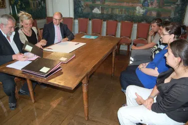 La mairie de Riom signe ses cinq premiers contrats d’avenir