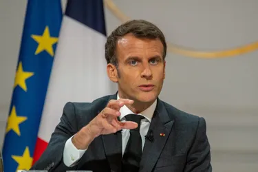 Emmanuel Macron : "La crise sanitaire n'est pas derrière nous, nous allons vivre encore plusieurs mois avec le virus"