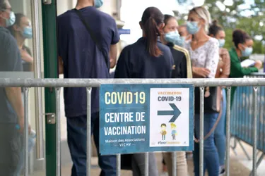Pour accélérer la campagne de rappel, le centre de vaccination de Vichy (Allier) élargit ses créneaux