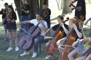A Chouvigny (Allier), le violoncelliste Gautier Capuçon a partagé un moment musical avec les élèves de l'Orchestre à l'école de Bourbon-l'Archambault
