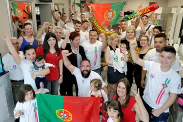 Une trentaine de supporters portugais, en périple pour soutenir leur équipe pendant l’Euro 2016