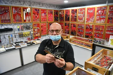 Vincent Chapelat, coutelier, vient d'ouvrir sa boutique dans le centre-ville de Moulins