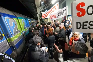 Une centaine de manifestants réunis pour bloquer le train Paris-Clermont
