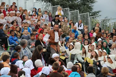 Des centaines de jeunes enfants ont assisté, jeudi, au spectacle Plumes et écrins, place du Breuil