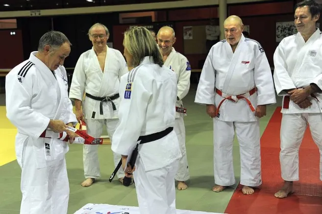 La ceinture rouge et blanche 8e dan pour le judoka d Orleans Yves Delvingt La Republique du Centre