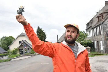 Martin Belou expose une quinzaine de pièces en bronze partout dans tout le village de Paulhac (Cantal)