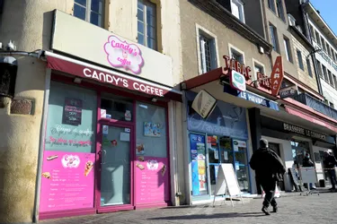 La patronne du Candy's Coffee et son compagnon mis en joue avec un pistolet à grenaille, à Moulins (Allier)