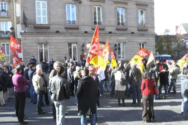 Une centaine de personnes devant l’Hôtel de Paris