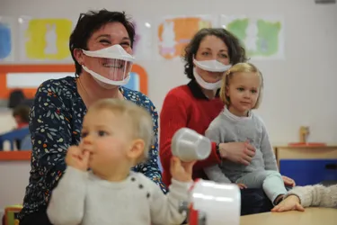 À Moulins (Allier), des masques inclusifs ont été fournis aux assistantes maternelles : "Avec ce masque, on voit que je souris"