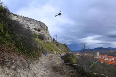 Pourquoi un hélicoptère va régulièrement survoler la falaise de La Roche-Blanche (Puy-de-Dôme)