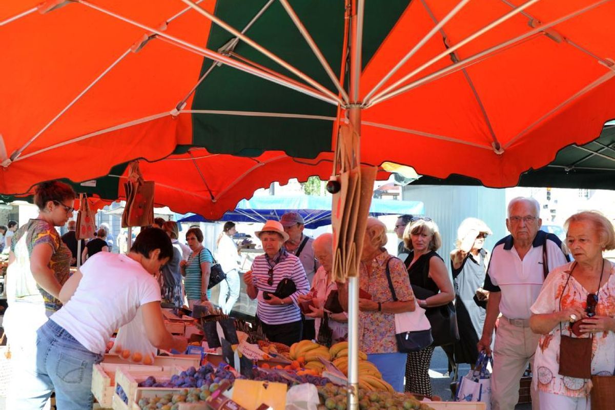 Le marché offre tout pour se régaler en fruits, légumes et produits ...