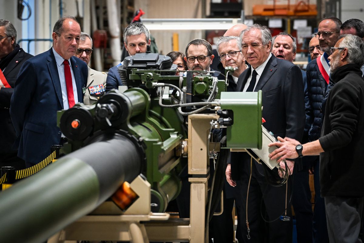 François Bayrou en visite à Bourges chez KNDS, fabricant du canon Caesar : "Il y a une nécessité de remise à niveau des entreprises, c’est un basculement"