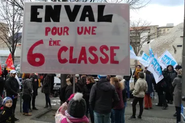 Une centaine de manifestants contre la nouvelle carte scolaire dans l'académie de Clermont