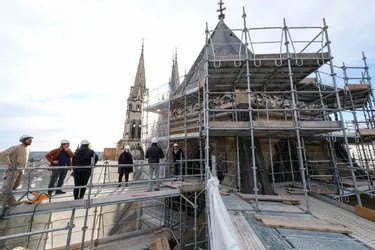 Noircie par la pollution et fragilisée par les infiltrations, la cathédrale de Moulins se refait une santé