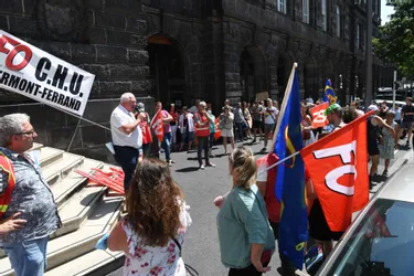 Des agents du CHU de Clermont-Ferrand (Puy-de-Dôme) rassemblés devant la préfecture contre la vaccination obligatoire
