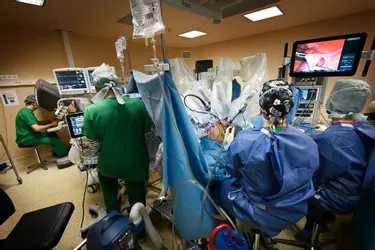 Immersion au cœur d'une opération avec un robot à l'hôpital de la Châtaigneraie dans le Puy-de-Dôme