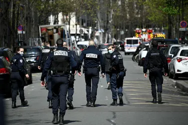 Un mort et un blessé grave par balles devant un hôpital à Paris, le tireur en fuite