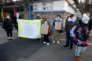Des parents manifestent contre la suppression d'un classe à l'école du Faubourg à Issoire (Puy-de-Dôme)