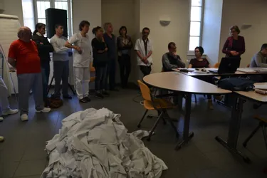 A l'hôpital de Brioude : des personnels rendent leurs blouses