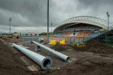 Eclairage, tribune, pelouse : le point sur le chantier de mise aux normes du stade Montpied de Clermont-Ferrand