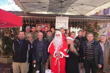 Les commerçants de Cunlhat reçoivent le Père Noël