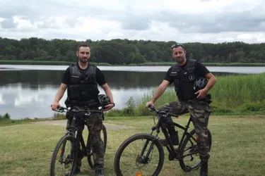 Les gendarmes patrouillent en VTT à l'étang de Saint-Bonnet-Tronçais