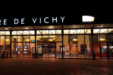 Un jeune homme très agité interpellé devant la gare SNCF de Vichy