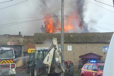 Un atelier de réparation d'engins agricoles détruit par le feu à Luzillat (Puy-de-Dôme)