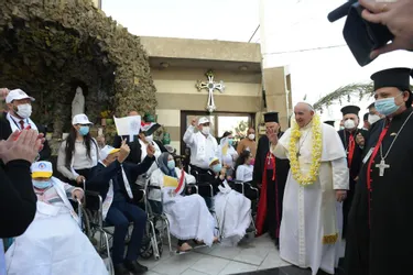 Le pape François est arrivé en Irak, pays que les Chrétiens quittent en masse, pour délivrer un message de paix