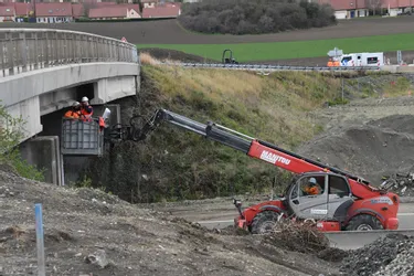 Un camion percute un pont à hauteur du Zénith d'Auvergne : l'autoroute A75 fermée