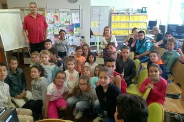 Une trentaine d’enfants rencontrent Éric Simard