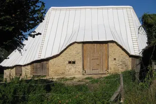 Un toit pour sauver la grange ovalaire de Saint-Eloy-les-Tuleries