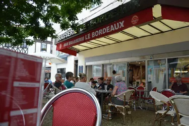 Un an après un changement de propriétaire, le bar Le Bordeaux à Thiers (Puy-de-Dôme) respire à nouveau