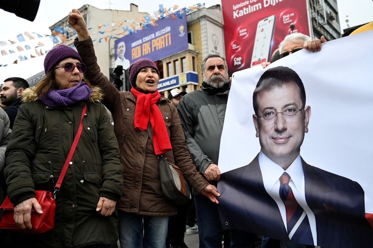 Le maire d'Istanbul incarcéré, bombardements au Soudan, attaques mortelles en Ukraine... Le monde en trois infos