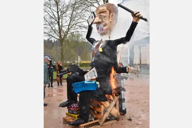 Le "bonhomme" d'un carnaval à l’effigie d’Emmanuel Macron brûlé dans le Puy-de-Dôme : une enquête ouverte