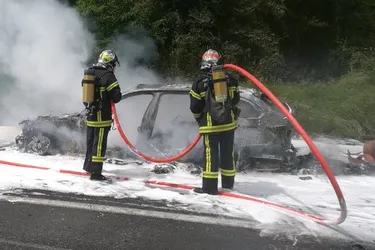Une voiture en feu sur l'A75 : la circulation perturbée ce lundi après-midi