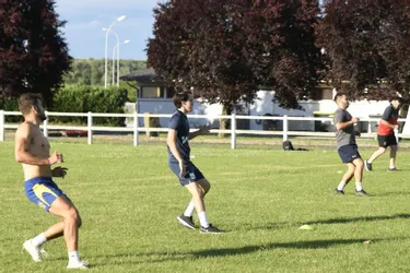 Pas de vestiaire, pas de ballon mais des courses à foison : les rugbymen du RC Riom ont repris l'entraînement