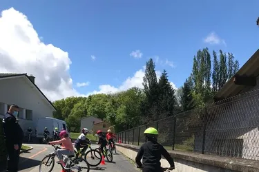Les écoliers apprennent à rouler à vélo