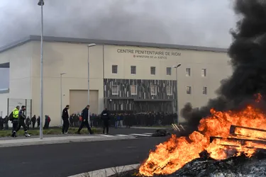 La prison de Riom (Puy-de-Dôme) bloquée : "Ce n'est pas une vocation, on n'est pas des mercenaires"