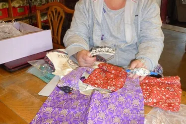 Artisanat : Helen Dunstan, installée à Nouic, créé sacs, colliers et diadèmes