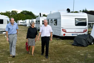 Faute d'une aire d'accueil, les caravanes sont installées sur le terrain de rugby d'Aubière (Puy-de-Dôme)