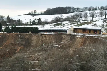 Le parking d'une entreprise s'effondre à « Toulousette », un hameau d'Aurillac (Cantal)