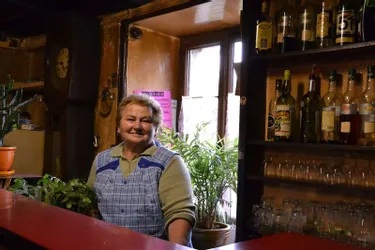 Depuis 1978, Irène Patzourenkoff Bargy tient le bar-tabac de Veyrières, un incontournable